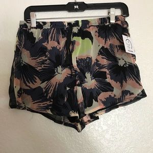 Cute volcom Floral shorts